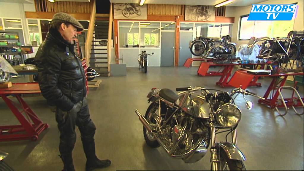 Florent Pagny et sa moto Vincent restaurée dans l'atelier